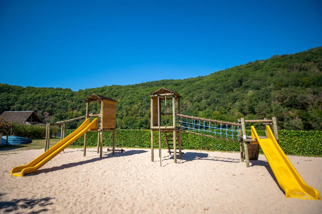 Camping Le Chateau Du Gibanel Saint-Martial-Entraygues Esterno foto