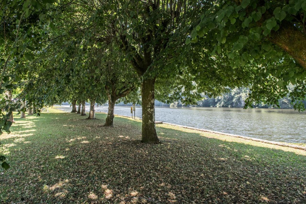 Camping Le Chateau Du Gibanel Saint-Martial-Entraygues Esterno foto